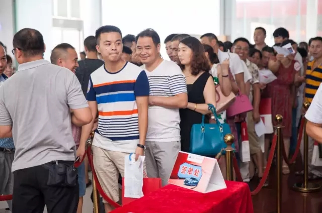 熱情參與我們現(xiàn)場游戲的貴賓 熱情參與我們現(xiàn)場游戲的貴賓