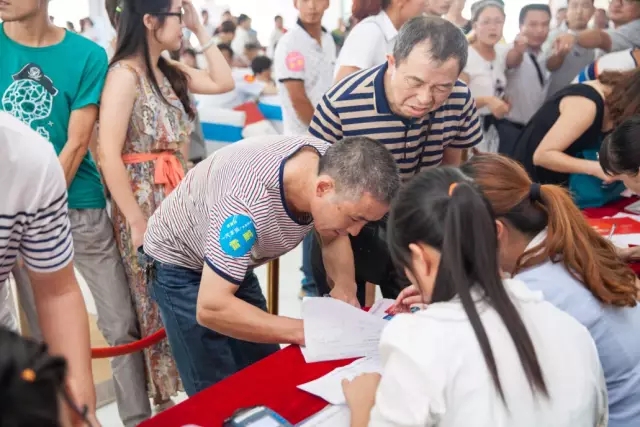 熱情參與我們現(xiàn)場游戲的貴賓 熱情參與我們現(xiàn)場游戲的貴賓