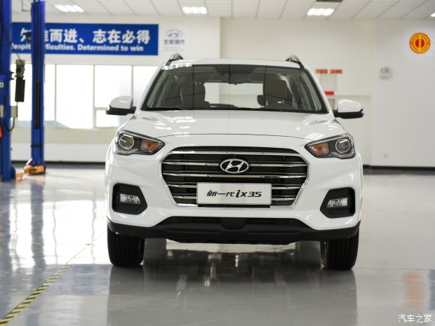 車尾部采用了分層式的設(shè)計(jì)，特別是碩大的裝飾板同樣營造出“硬派”的感覺，此外隱藏式的排氣管使尾部看起來很飽滿。