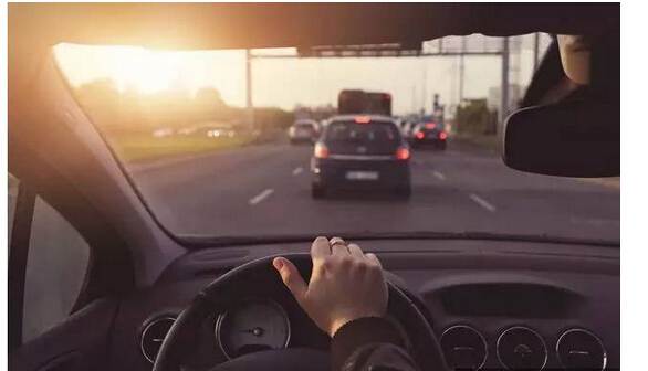 假如你開(kāi)車時(shí)爆胎了，你知道該怎么打方向盤嗎？多學(xué)點(diǎn) 沒(méi)壞處！