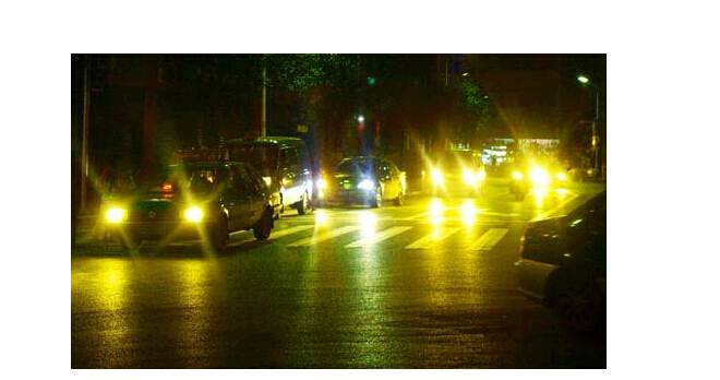 夜晚開車，小心穿了隱身衣的黑衣女子，會(huì)吃人！