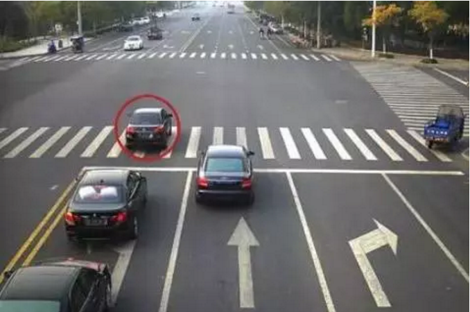 交警提醒：這五種闖紅燈不再扣分罰款，第三種還要表彰！